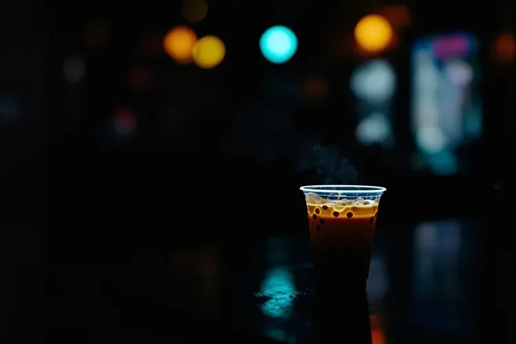 某品牌奶茶被曝使用过期原料 门店连夜停业整顿